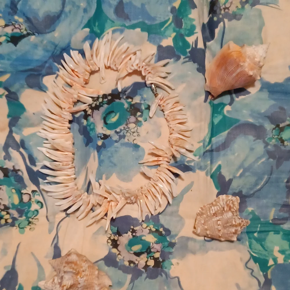 Vintage Coral Shell Necklace with Natural Tones - Picture 3 of 6